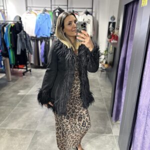 YAKASI PÜSKÜLLÜ SİYAH KABAN