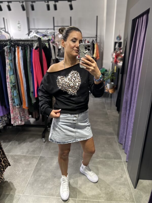 SİYAH KALP LEOPAR OMZU DÜŞÜK SWEAT - Görsel 3