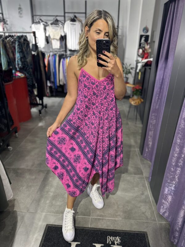 PEMBE DESENLİ ASKILI ELBİSE ASİMETRİK - Görsel 5