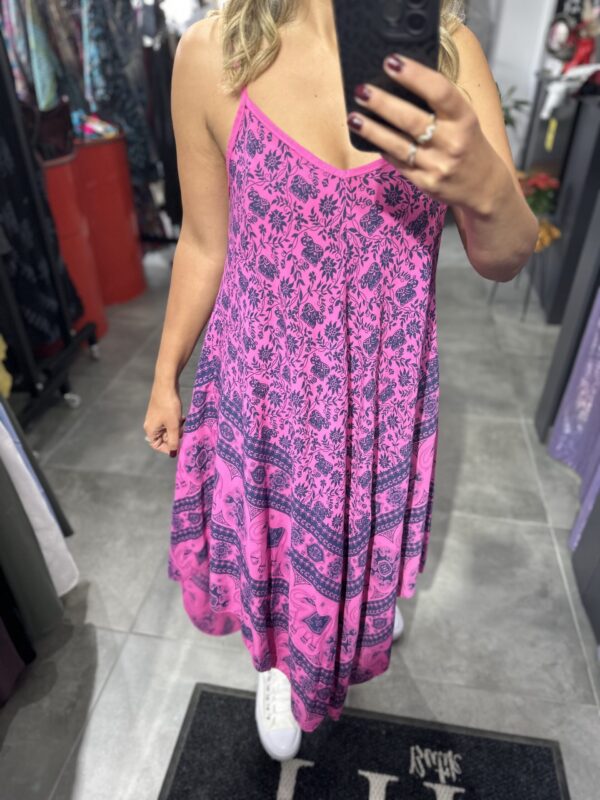 PEMBE DESENLİ ASKILI ELBİSE ASİMETRİK - Görsel 2