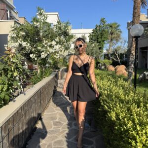 SİYAH KISA DEKOLTELİ TULUM