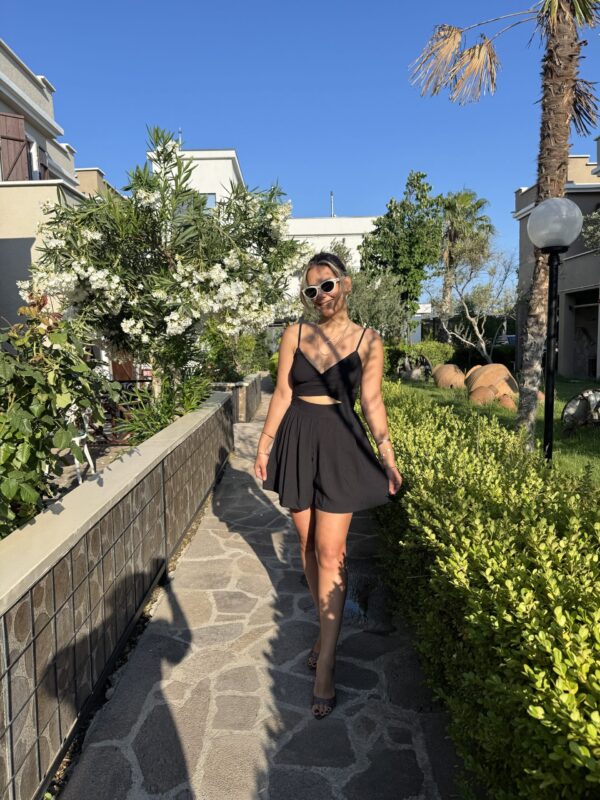 SİYAH KISA DEKOLTELİ TULUM